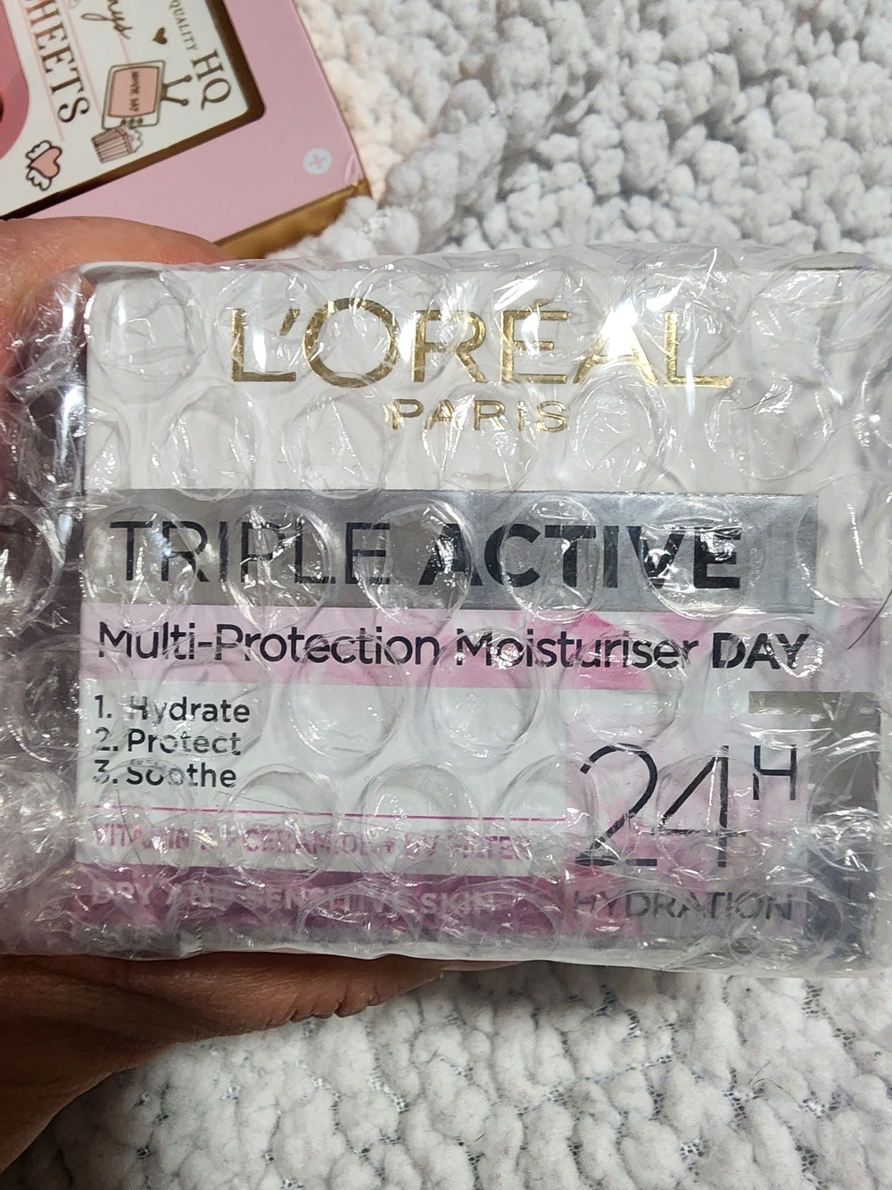 L'Oréal Paris Triple Active Day Moisturiser - White & Pink